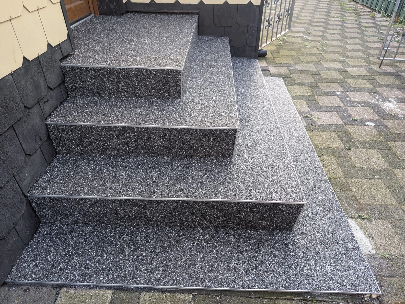 Steinteppiche am Hauseingang und auf der Außentreppe