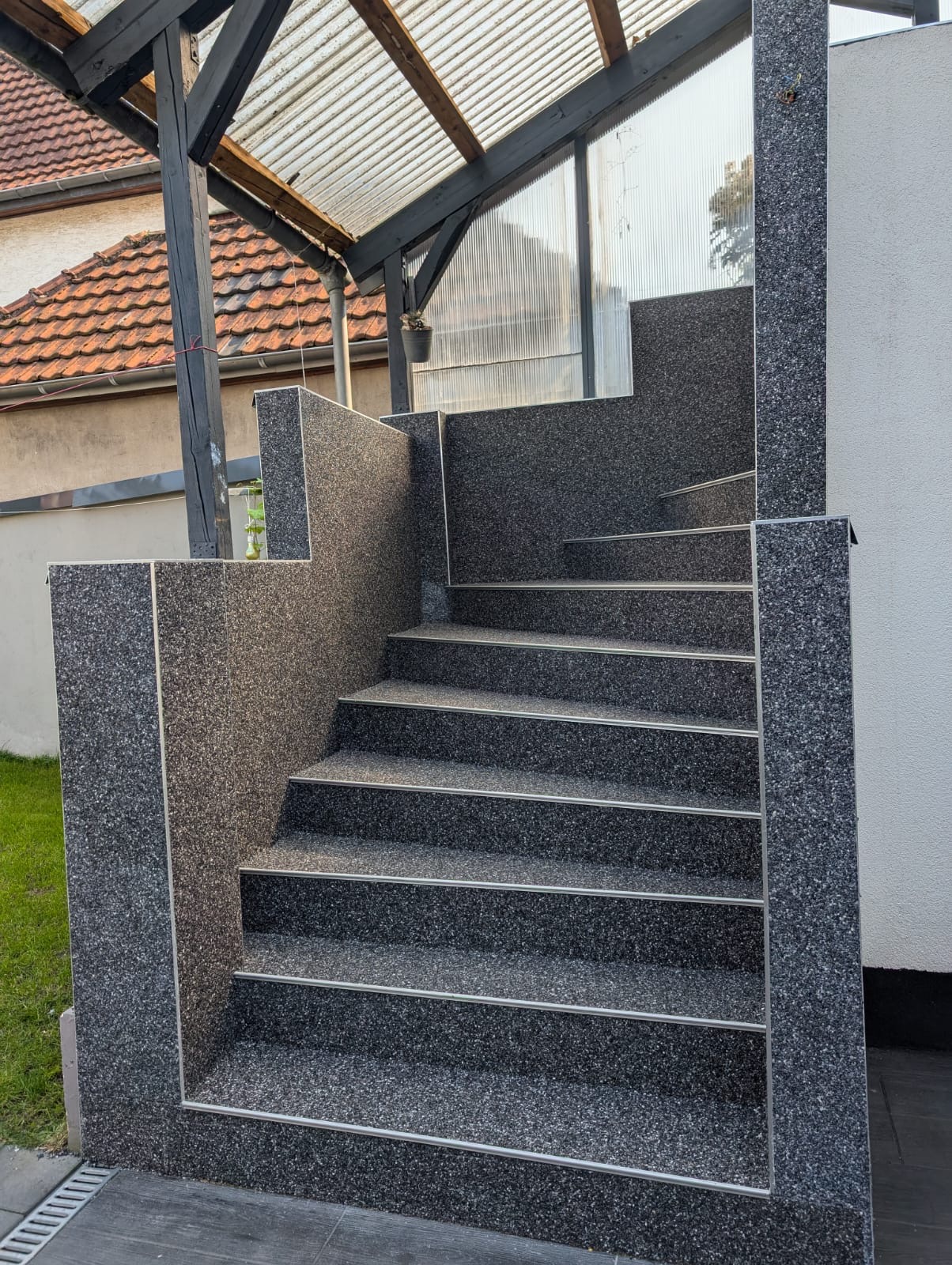 Moderner Steinteppich auf Treppe und Boden