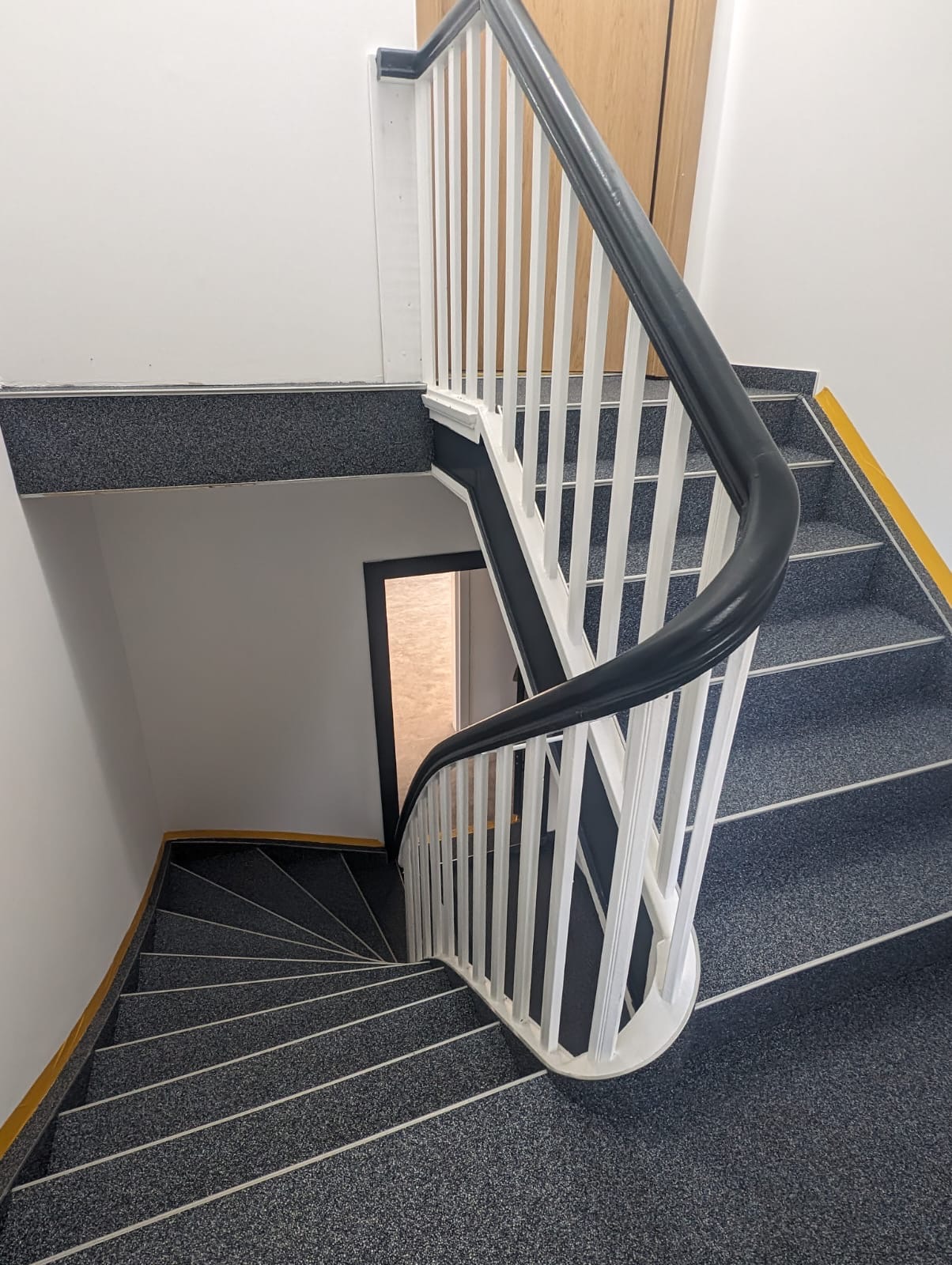 Fugenlose Steinteppich Treppe in Duisburg von EPO Bodendesign